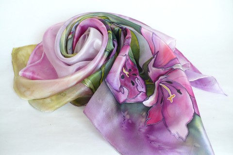 První tulipány. Hedvábný šátek. zelený fialový malovaný hedvábný šátek pestrobarevný tulipány malba na hedvábí hedvábný šátek dárek pro ženu 