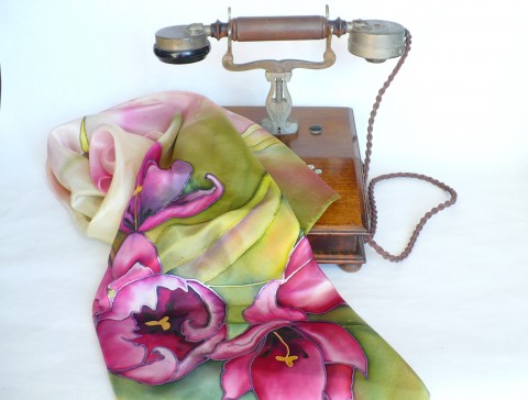 První tulipány. Hedvábný šátek. zelený růžový malovaný hedvábný šátek pestrobarevný vínový malba na hedvábí hedvábný šátek dárek pro ženu 