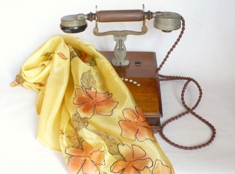 Safron. Hedvábný šátek 74 x 74 cm. žlutá malovaný hedvábný šátek pestrobarevný malba na hedvábí hedvábný šátek dárek pro ženu žlutý šátek modrý šátek 