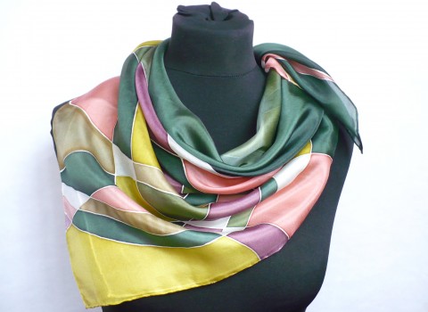Zelená geometrie. Hedvábný šátek. zelená lososová béžová malovaný hedvábný šátek malba na hedvábí hedvábný šátek dárek pro ženu 