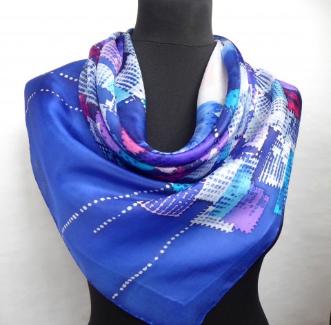 Hedvábný šátek Modrá abstrakce. modrý šátek malba na hedvábí hedvábný šátek modrobílý dárek pro ženu 