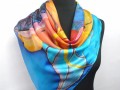 Pestrobarevný šátek.