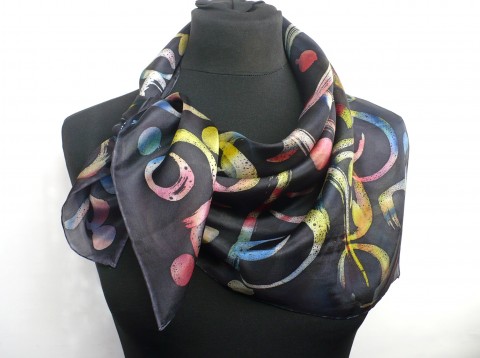 Šátek Světla velkoměsta. malovaný šátek malba na hedvábí hedvábný šátek černý šátek dárek pro ženu 