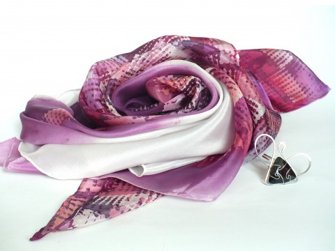 Luxusní šátek se sponou Violet. malovaný hedvábný šátek malba na hedvábí hedvábný šátek dárková souprava dárek pro ženu tepaná spona šátek se sponou 