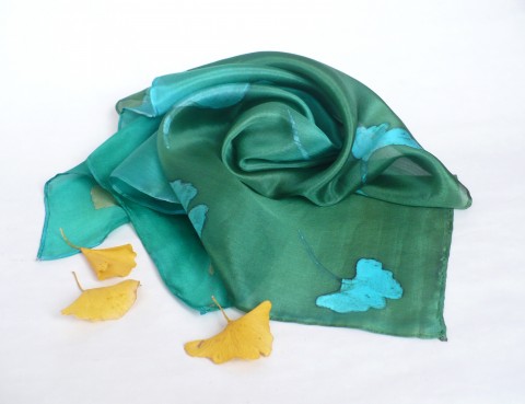 Malý šátek Ginko. malovaný šátek malba na hedvábí hedvábný šátek dárek pro ženu zelený šátek 