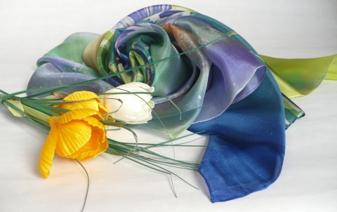 Jarní šátek Krokusy. malovaný šátek malba na hedvábí hedvábný šátek dárek pro ženu pestrobarevný šátek 