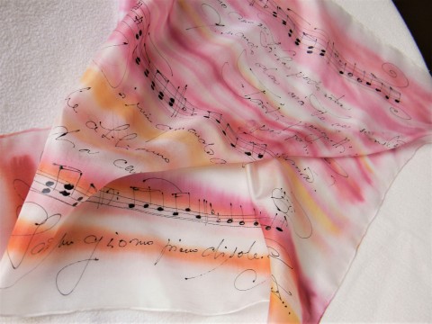 Hudební - hedvábný šátek 55x55cm červené podzim fialová listy elegantní hudební noty 