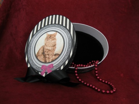 Šperkovnice pro kočičí královnu krabička kočka krajka satén samet ubrousek šperkovnice růžička peříčko stužka prýmek zámecký styl baroko 