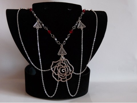 Gothic rose červená náhrdelník růže stříbrná řetízky gothic 