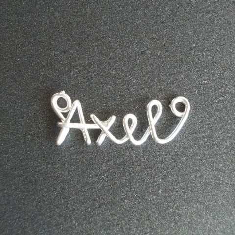 Přívěsek se jménem - Axel přívěsek jmenovka wire-names axel 