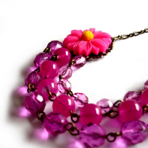 Třířadý náhrdelník s květinou náhrdelník růžový ohňovky kopretina výrazný fuchsiová filigrán větší jadeit mohutný resin třířadý zářivý kopretinka víceřadý křiklavý 