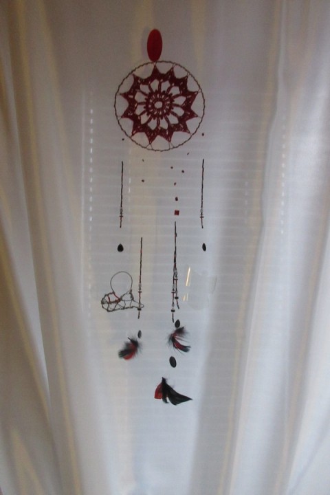 Rubínově červený lapač snů dekorace ruční práce do bytu ruční výroba lapač snů diy 