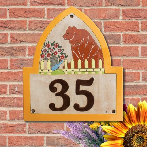 Domovní číslo s medvědem medvěd zahrada konvička slamák zahradník domovní číslo číslo popisné číslo na dům číslo na fasádu brtník 