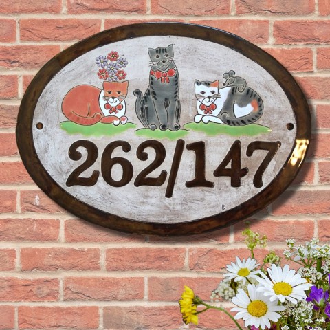 Domovní číslo s kočkami jmenovka kocour kočička kočky domovní znamení domovní číslo číslo popisné číslo na dům číslo na fasádu jmenovka na dveře 