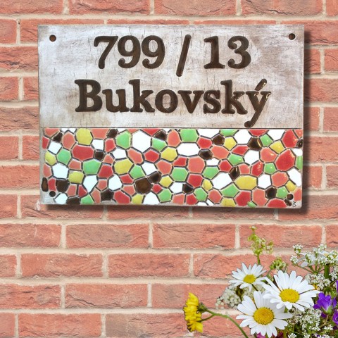 Domovní číslo s barevnou mozaikou kamínky jmenovka mozaika domovní znamení domovní číslo číslo popisné číslo na dům číslo na fasádu jmenovka na dveře 