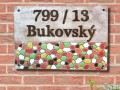 Domovní číslo s barevnou mozaikou