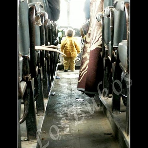 V autobuse žlutá šedá dítě afrika jízda maroko autobus 