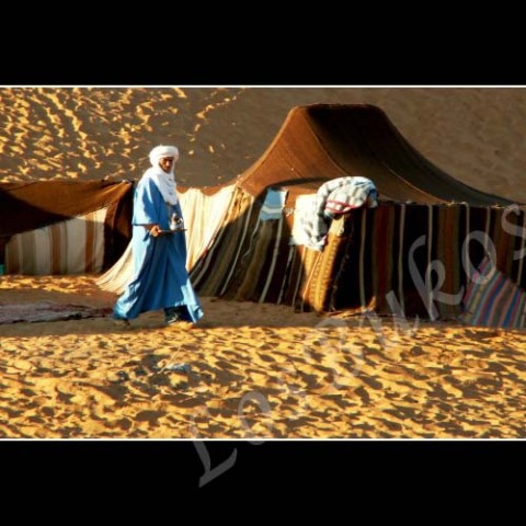 Ráno v táboře slunce afrika poušť písek ráno teplo maroko horko sucho tábor stany berber turban 
