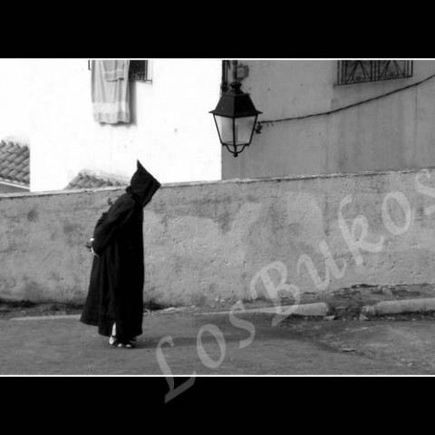 V zamyšlení lampa dům město zeď afrika černobílá kapuce muž procházka postava maroko ulice stařec hábit zamyšlení rozjímání 