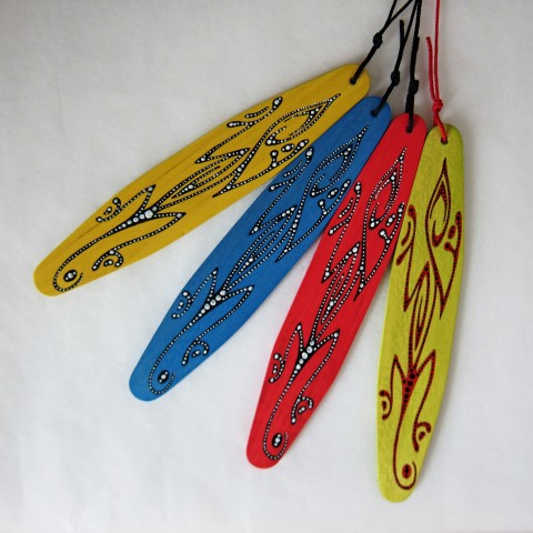 ČARINGA - barevná s ještěrkou dřevo děti ještěrka barevné hračka barvy etno mozaika provázek austrálie hudební nástroj zvuk čaringa mluvící dřevo bzučící dřevo australský telefon hlas duchů dorozumívání aerofon aboriginci 