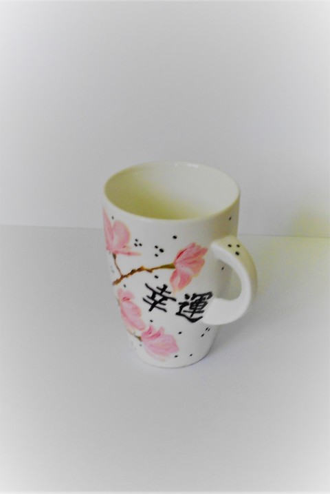 Květy magnólie něžný jemný japonsko ženskost na čaj na kávu magnólie magnolia růžové květy malovaný hrníček malovaný hrnek japonské znaky magnóliemi růžovobílý 
