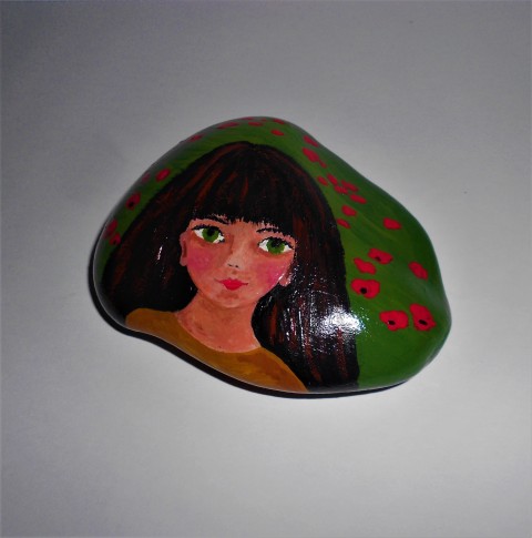 Amélie a vlčí máky oblázek louka těžítko dívka kamínek vlčí máky malovaný kámen zelená a červená zelené oči 