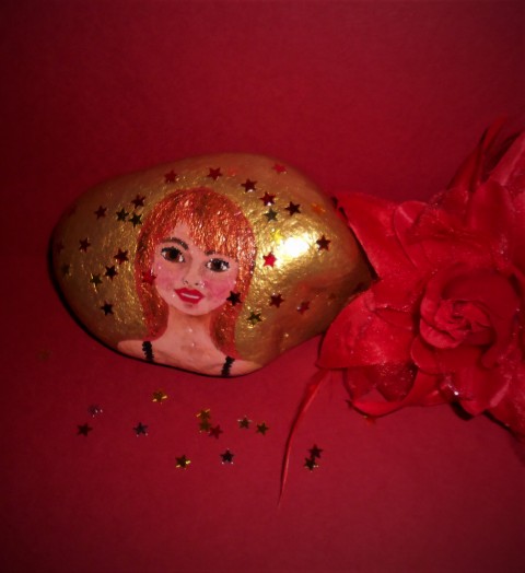 Holka zlatá... :-) narozeniny žena dívka holka zlatý slavnostní kamínek oslava zářivý party malovaný kámen konfety měděná a zlatá 