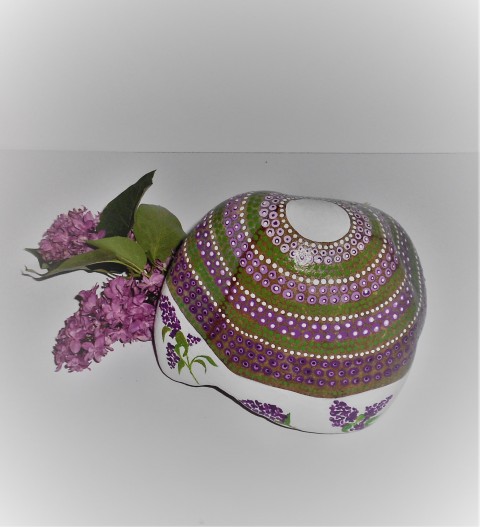 Šeříkové opojení těžítko tečky šeřík fialový něžný harmonie tečkovaný šeříkový malovaný kámen s šeříkem 