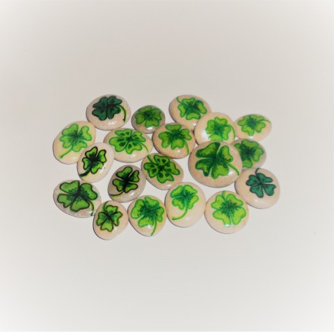Štěstíčka talisman dárek zelená drobnost čtyřlístek oblázky pro štěstí do kapsy malovaný kámen malované kameny se čtyřlístkem 