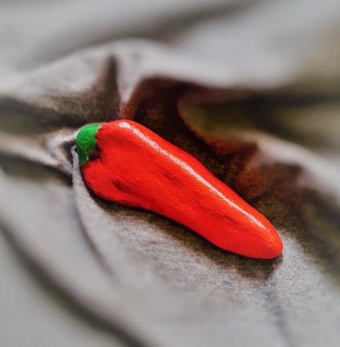 Chilli paprička červená originální paprika těžítko chilli malovaný kámen chilli paprička 