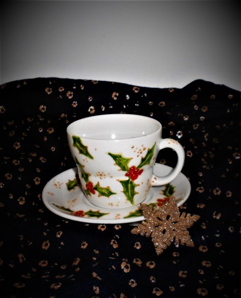Na kafíčko - O Vánocích červená zelená vánoce hrnek hrneček zlatá vánoční káva cesmína na kafíčko malovaný hrnek malovaný porcelán šálek s podšálkem sváteční hrníček sváteční káva 