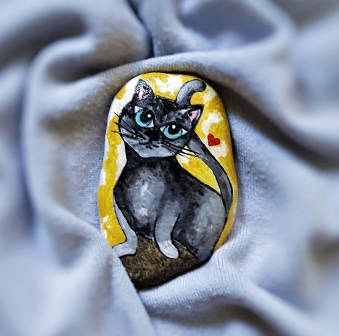 Kotě na kameni kočka těžítko šedá kotě kočičí koťátko roztomilé milé malovaný kámen malované kameny 