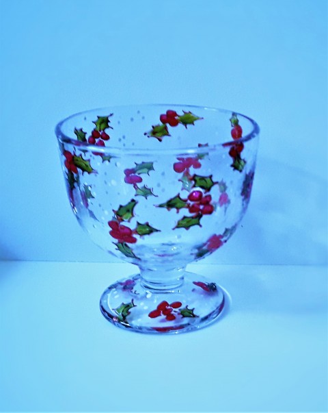 Zasněžená cesmína sníh zima vánoce vánoční něžný romantický zmrzlina sváteční zasněžený malované sklo cesmína malovaný pohár 