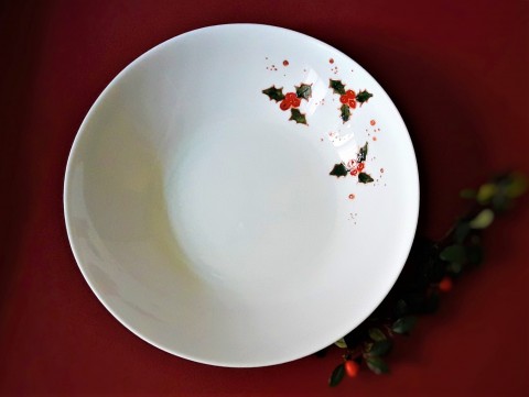 Talíř vánoční - hluboký červená zelená vánoční měděná cesmína ručně malovaný na polévku malovaný porcelán malovaný talíř sváteční polévka jemně zdobený 