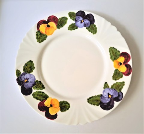 Maceškový talíř květy porcelán veselý macešky květovaný sváteční na stůl okatý ručně malovaný malovaný porcelán malovaný talíř maceškový s maceškami 