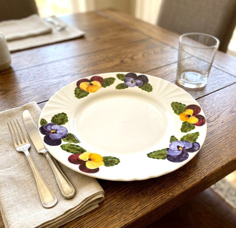 Maceškový talíř květy porcelán veselý macešky květovaný sváteční na stůl okatý ručně malovaný malovaný porcelán malovaný talíř maceškový s maceškami 