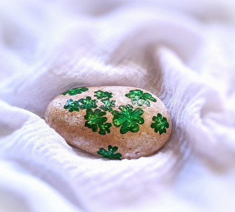 Jen tak pro štěstí.... talisman zelený přírodní čtyřlístek čtyřlístky pro štěstí malovaný kámen čtyřlístkový 