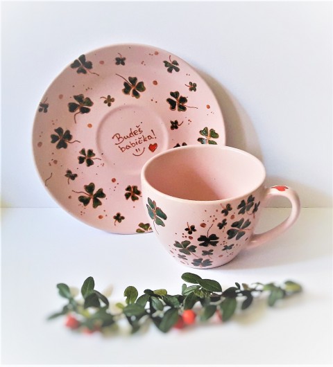 Babičce na kafíčko :-) káva růžový kafíčko čtyřlístek štěstí romantický ručně malovaný pro babičku babičce narození dítěte malovaný hrnek malovaný porcelán originální hrnek autorský hrnek 