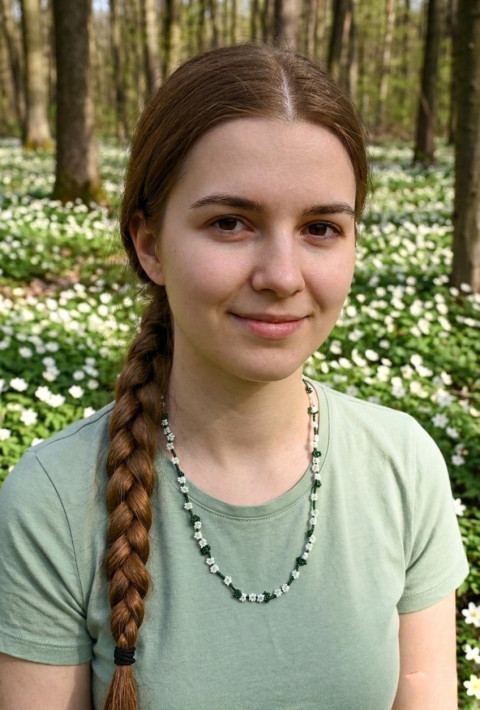 Sasankový háj - náhrdelník zelená bílá léto preciosa rokajl něžný les jemný korále sasanka kvítky kytičkový korálkový rokajlový letní louka divoké květy náhrdelník z korálků drobounký lesní háj sasanka hajní sasankový 