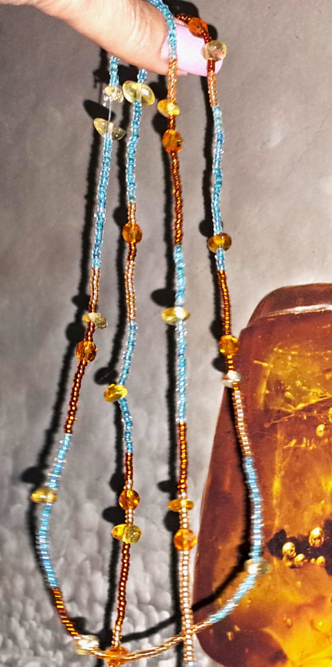 Na břehu Baltského moře náhrdelník náramek korálky minerál citrín jemný štěstí odlesky zlatavý korálkový jantarový hojnost modravý pruženkový na pružence prosperita 