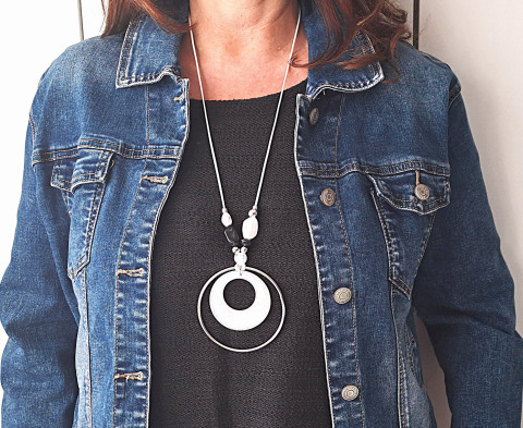 Black & White - Šik-art náhrdelník korále designový ležérní dlouhý náhrdelník černá a bílá výrazný náhrdelník originální náhrdelník black and white výrazný šperk šik-art náhrdelník ležérní náhrdelník 