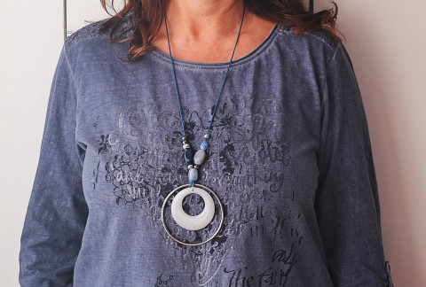 Blue jeans - Šik-art náhrdelník modrá bílá šedá stříbrná korále designový džínový ležérní dlouhý náhrdelník výrazný náhrdelník originální náhrdelník výrazný šperk šik-art náhrdelník ležérní náhrdelník blue jeans džínový look 