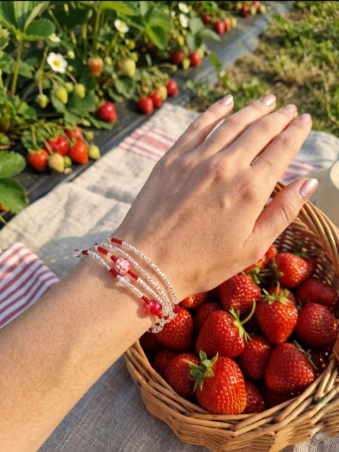 Strawberry Daiquiri - náramek červená náramek léto čiré třpytivé dovolená na pružence náramek z korálků korálkový náramek stříbrné odlesky gumičkový letní drink jahodové daiquiri 