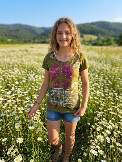 Hippies - ručně malované triko veselé triko khaki tričko hippies vlčí máky pozitivní dámské tričko malovaný textil malované tričko dámské triko ručně malované triko malované triko originální triko originální oblečení 