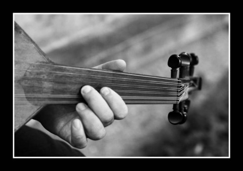 Fotografie / obraz - Linie fotografie obraz hraní hra fotoobraz hudba hudební černobílá tmavá muzika nota černobílý oud loutna struny nástroj hudební nástroj arabská loutna 