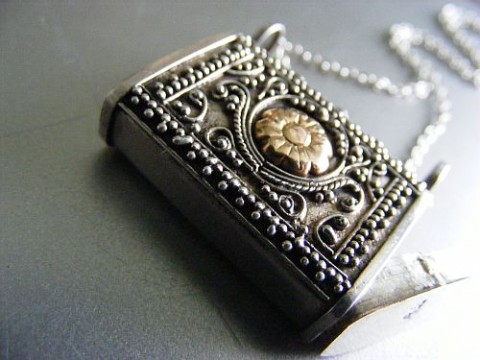 Náhrdelník s tajnou schránkou vintage luxusní náhrdelník stříbrný tajná schránka šperk starožitný 