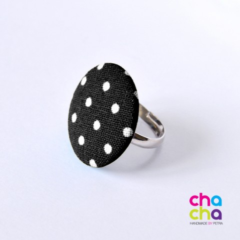 Puntíkatý retro prstýnek-černý originální prsten černá puntík retro puntíky prstýnek látka černý placka button buttonek látkový 