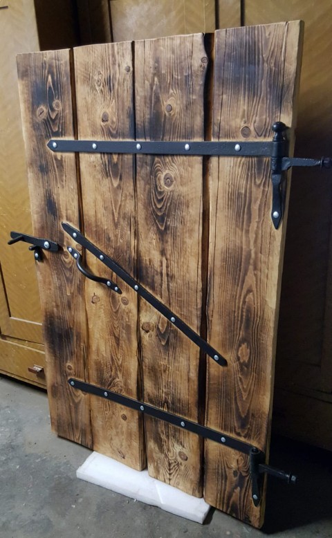 Dveře z dřevěných prken 