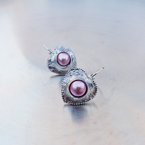 Náušnice s růžovou perlou srdce cín elegantní srdíčka vintage perličky cínovaný decentní cínovaný šperk stříbrnočerná nušnice perlové náušnice srdíčkové náušnice růžové perlové náušnice 