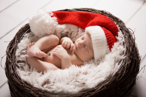 Pro vánočního skřítka..... červená dárek vánoce čepice čepička pletení bílá háčkování dítě miminko focení rekvizita skřítek akryl ateliér bambule novorozeně 